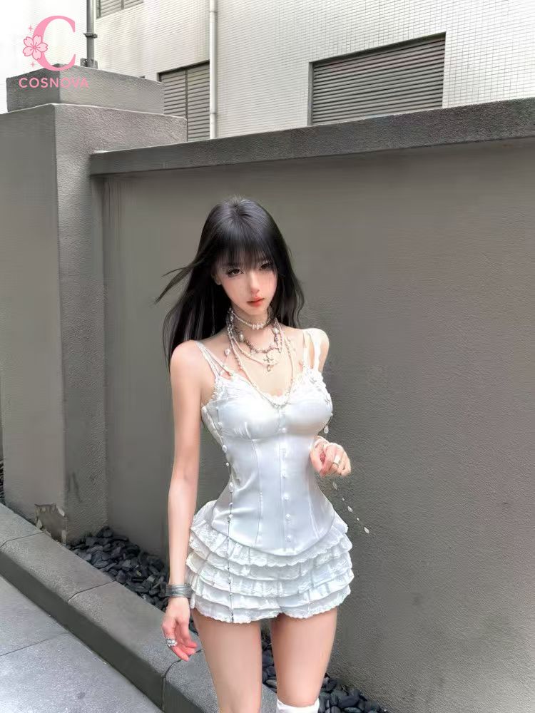 Cami Top Lace - ชุดเซ็ต 2 ชิ้น เสื้อครอปสายเดี่ยวรัดรูปแต่งลูกไม้สไตล์ Coquette กระโปรงมินิสั้นระบายเอวสูง